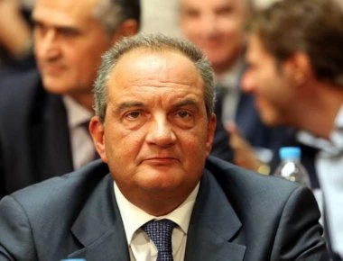Δεινός χειμερινός κολυμβητής ο Κώστας Καραμανλής: Bούτηξε στα παγωμένα νερά της Ραφήνας (φωτό)
